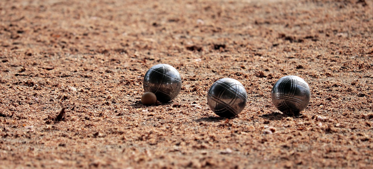 A bocce ferme: significato, origini, sinonimi ed esempi
